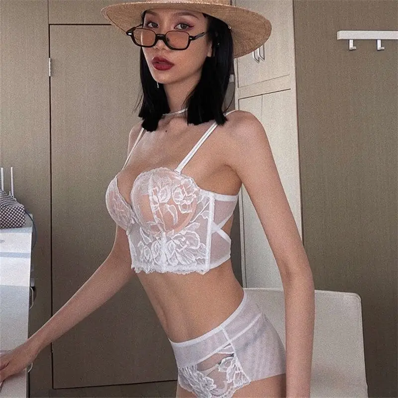 

Комплект женского нижнего белья из бюстгальтера пуш-ап и трусиков