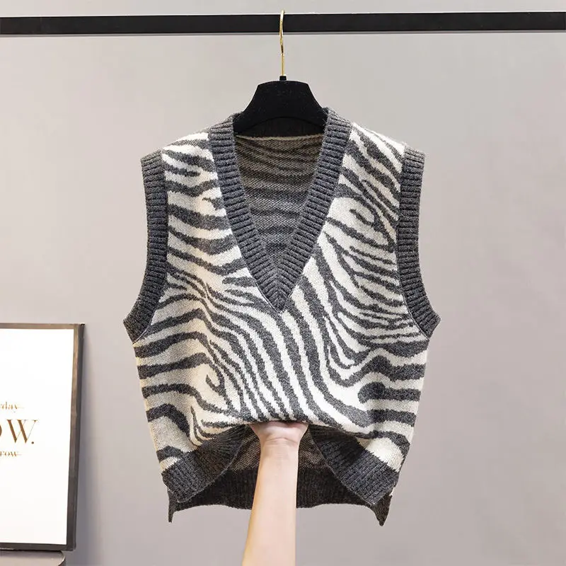 

2022 New Loose Leisure and Print Temperament V- Collar Personality Short Jumper Waistcoat Clip Sleeveless Sweater Vest T298