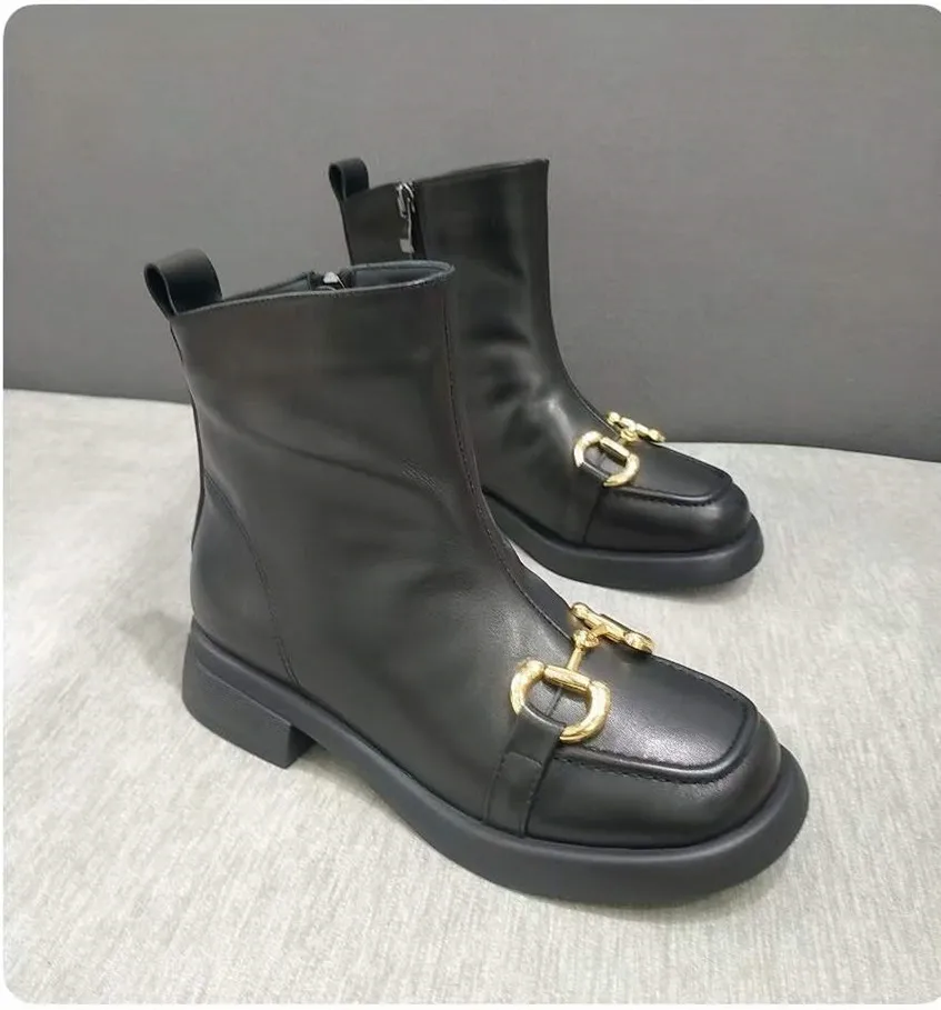 Купи New Autumn and Winter Soft Sole Comfortable Big Round Head Large Metal Button Side Zipper Versatile Cowhide Women's Boots за 3,600 рублей в магазине AliExpress