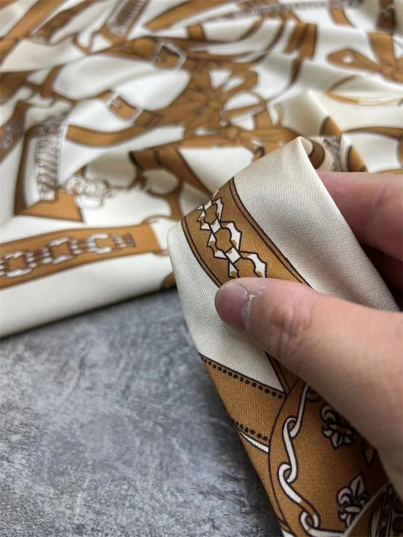 Модная черная белая цепочка Цветочная позиция шелковая ткань Женская Роскошная