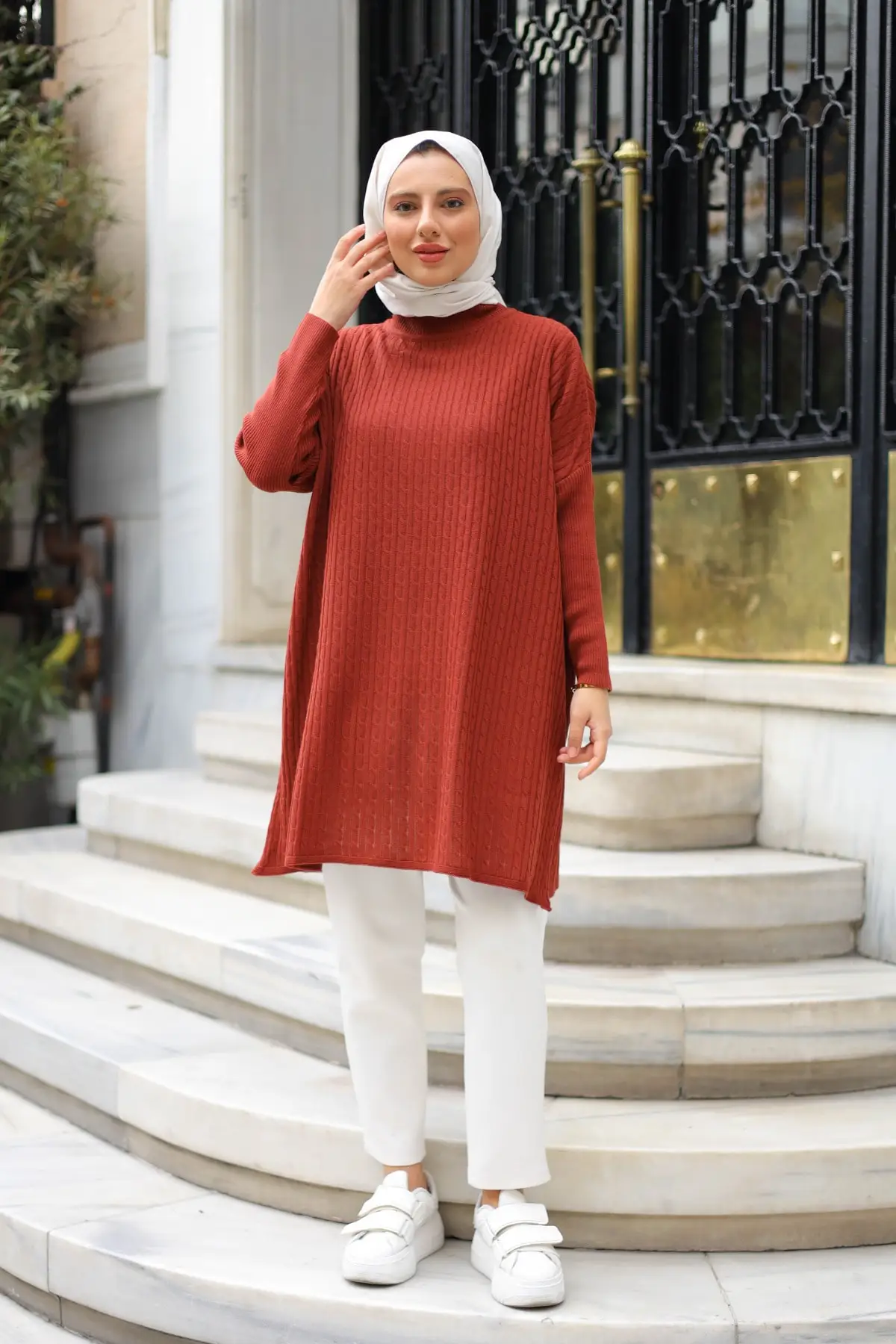 

Женский вязаный свитер-туника с длинным рукавом и воротником-хомутом