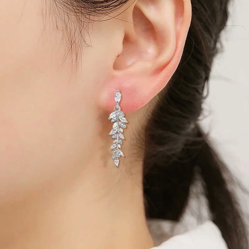 

2022 New Fashion Exquisite Romantic White Color Leaf Zircon Stud Earrings for Women Wedding Jewelry Party Gifts