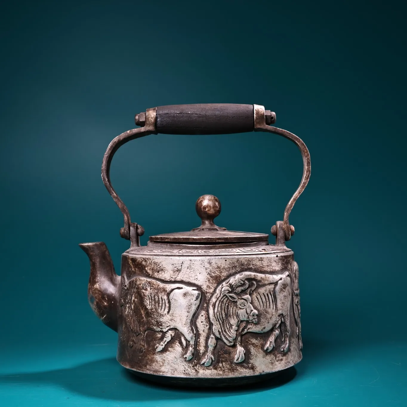 

8"Tibet Temple Collection Old Bronze Cinnabar Gilded silver Five head cow pattern Lifting beam Kettle Teapot Ornaments