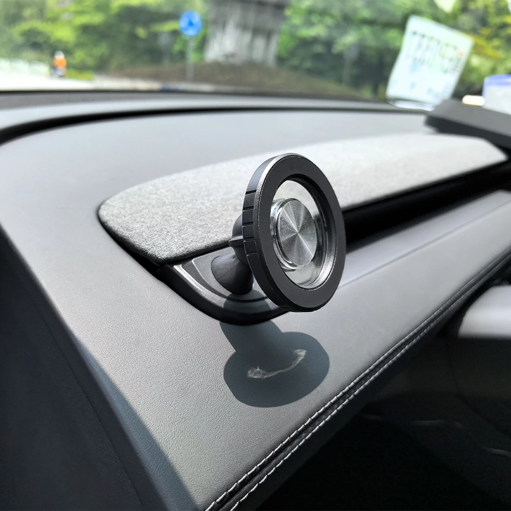 Фото Для Tesla Model 3 Highland/Y Juniper YL 2025-2026: Магнитный держатель для телефона на приборную панель с беспроводной зарядкой и защитой от тряски №2