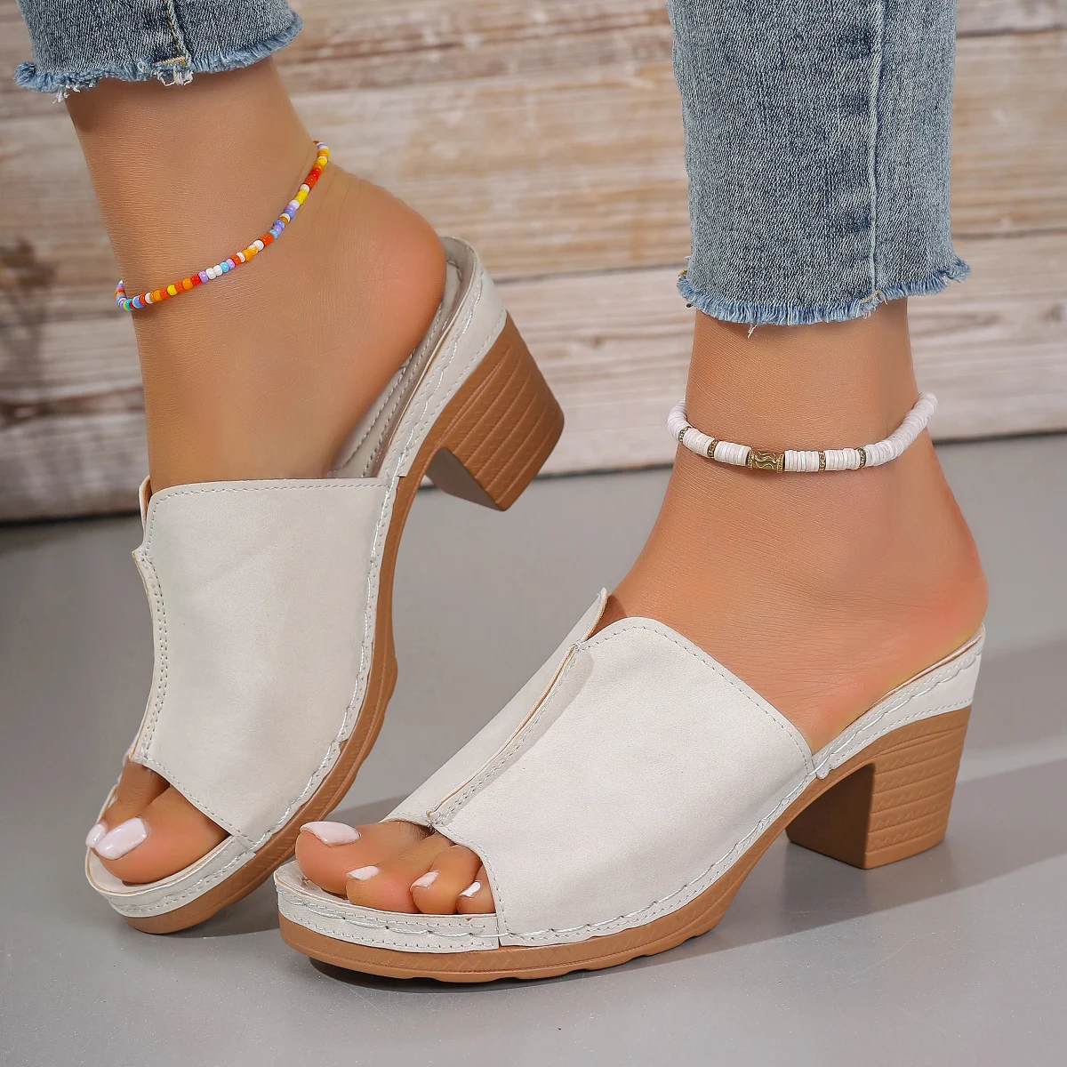 Шлепанцы женские на среднем каблуке массивные сандалии брендовые классические