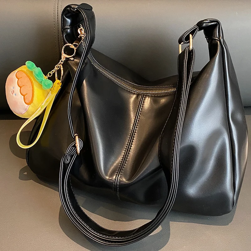 

Большая сумка через плечо для женщин, черная сумочка-тоут из масляной вощеной кожи, женский Хобо с мультяшным кулоном, сумки на плечо для под...