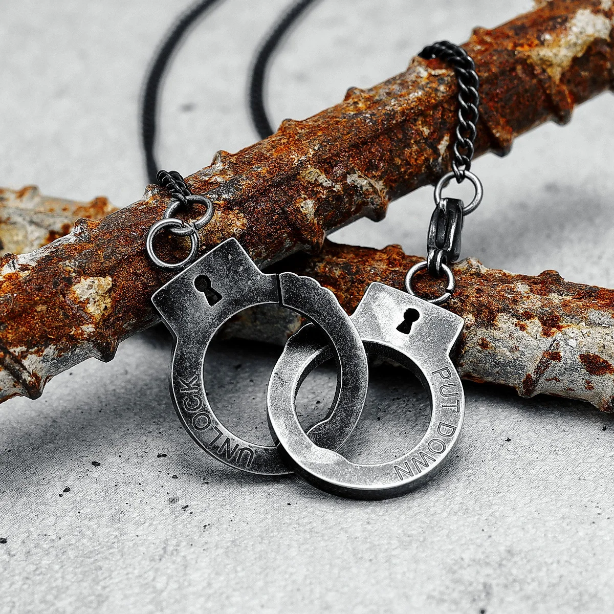 

Handcuffs Necklace Stainless Steel Creative Hip Hop Rap Men Pendant Chain Retro Vintage for Friend Biker Party Jewelry Gift