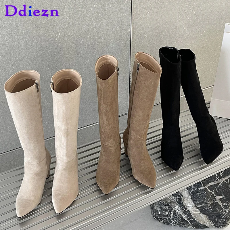 

Женские Современные Сапоги до колена в западном стиле, новинка 2023, модная черная обувь из флока с острым носком на каблуке, зимние эластичны...
