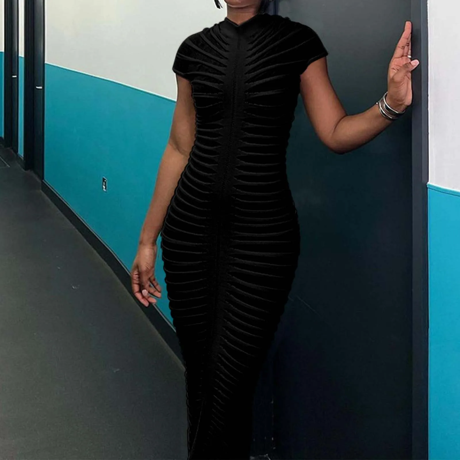 Летнее женское вязаное платье макси в хипстерскую полоску с рюшами и короткими