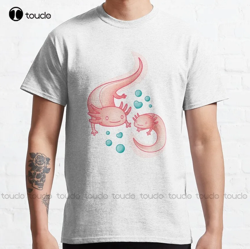 

Красивая наклейка с двумя симпатичными аксолотами с пузырьками вокруг. Классическая мужская футболка, повседневные футболки, новые популя...
