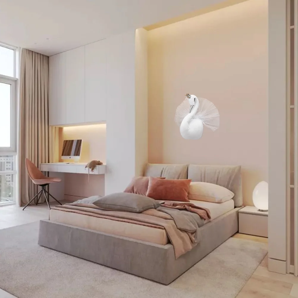 Плюшевые игрушки украшают золотые декоративные настенные крючки с головами