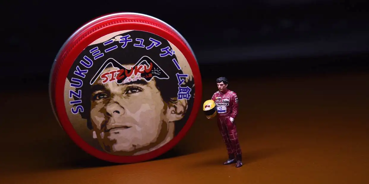 

1:43 1:64 F1 driver Ayrton Senna doll model car model scene layout decoration