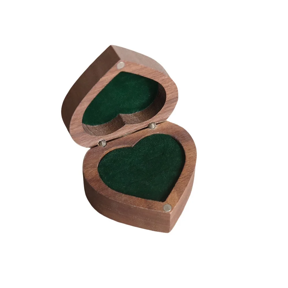 

Шкатулка для колец из орехового дерева