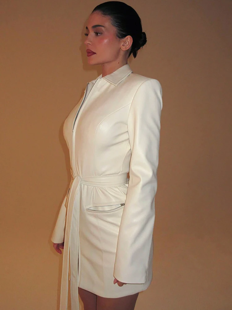 Fantoye женское платье из искусственной кожи с отложным воротником и поясом белое