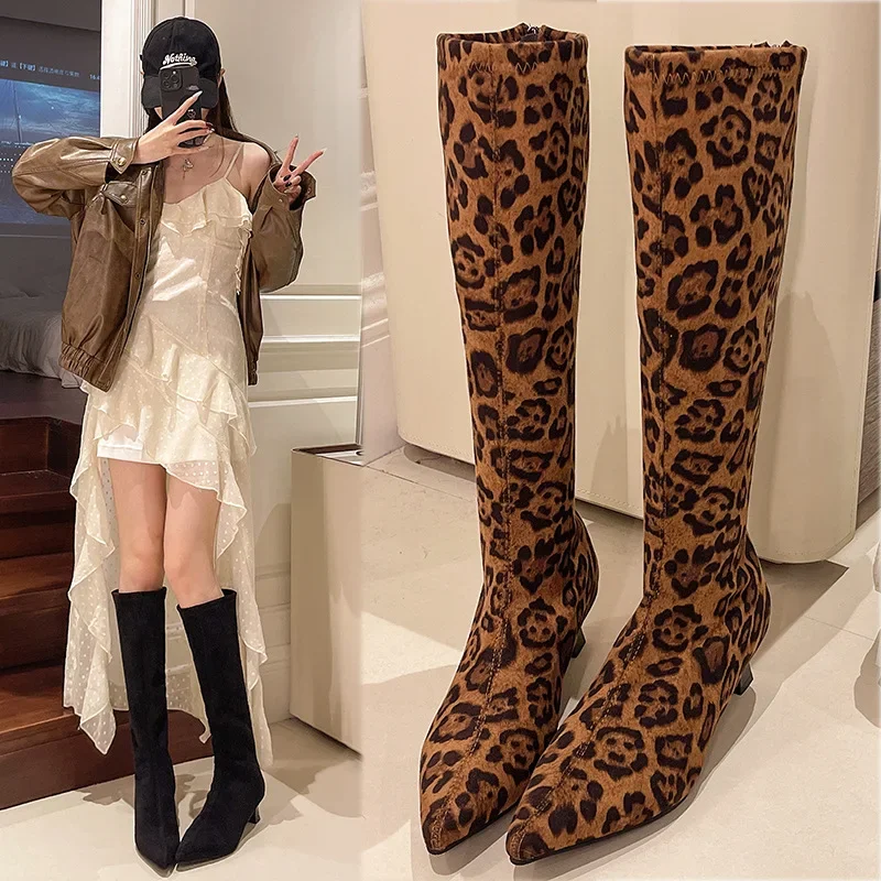 Сапоги до колена с острым носком женские замшевые туфли на каблуке леопардовым