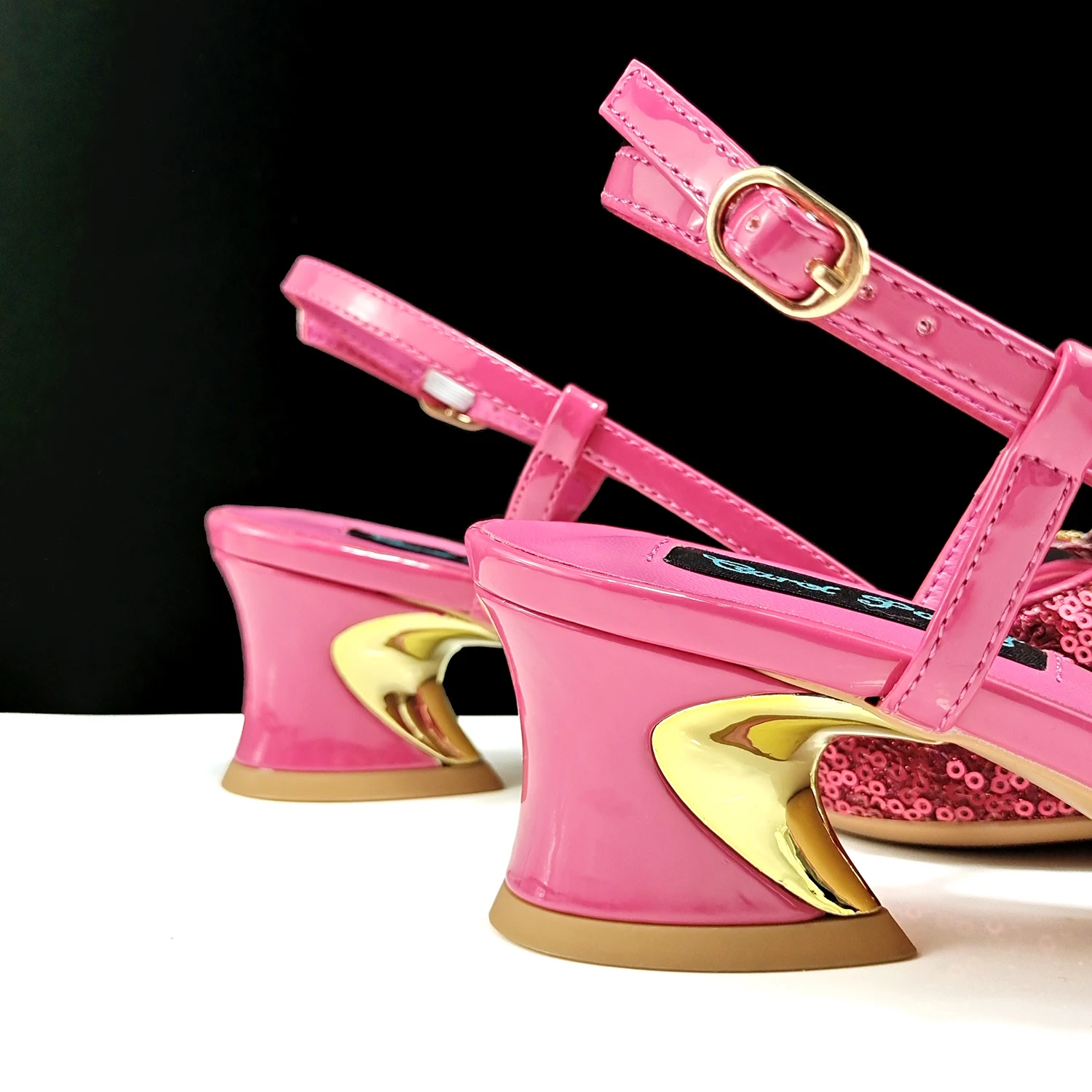 Комплект женской обуви и сумок цвета фуксии с острым носком модной сексуальной