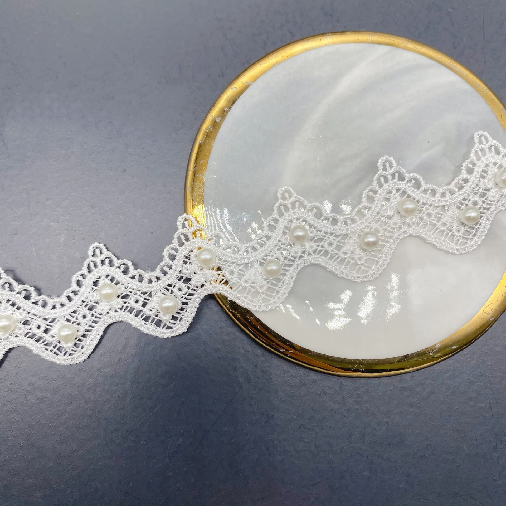 Кружевная лента с вышивкой в виде сердца