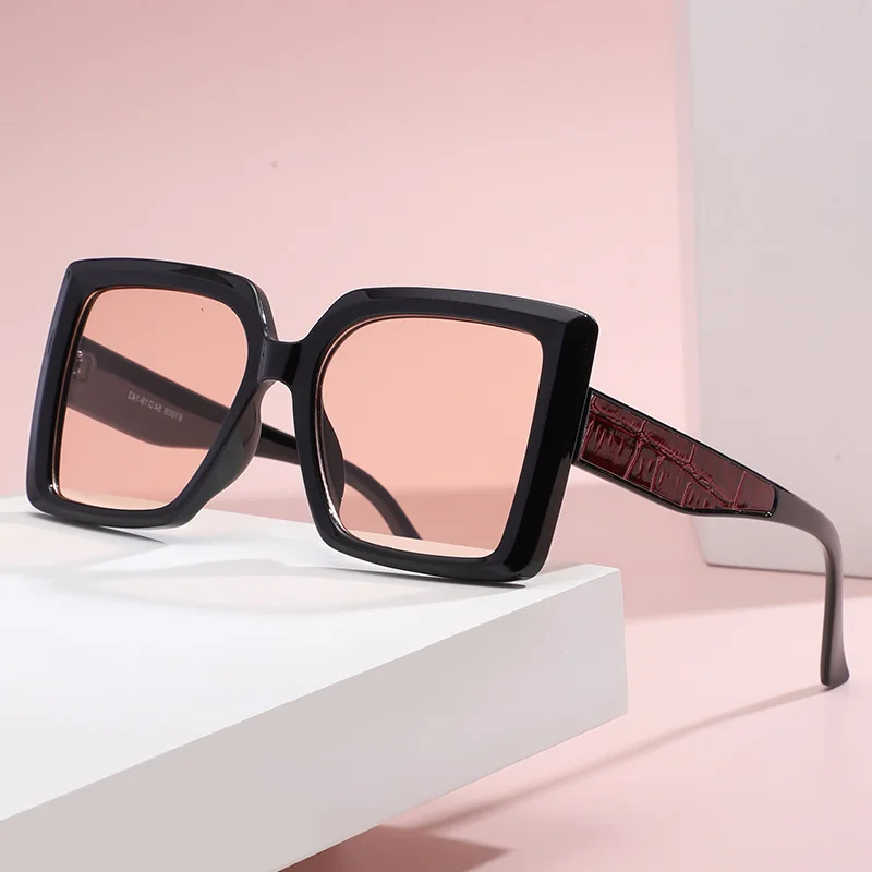 

Женские солнцезащитные очки в стиле оверсайз