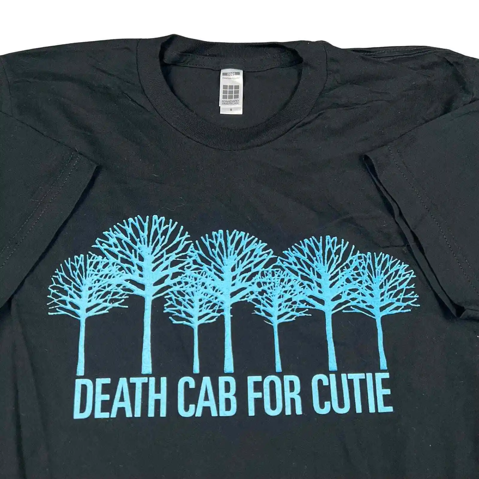 Белая музыкальная футболка с изображением очков Джона Денвера