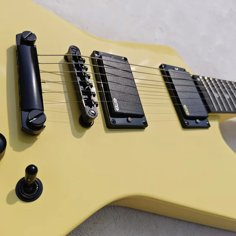 В наличии электрогитара неправильной формы активный звукосниматель EMG