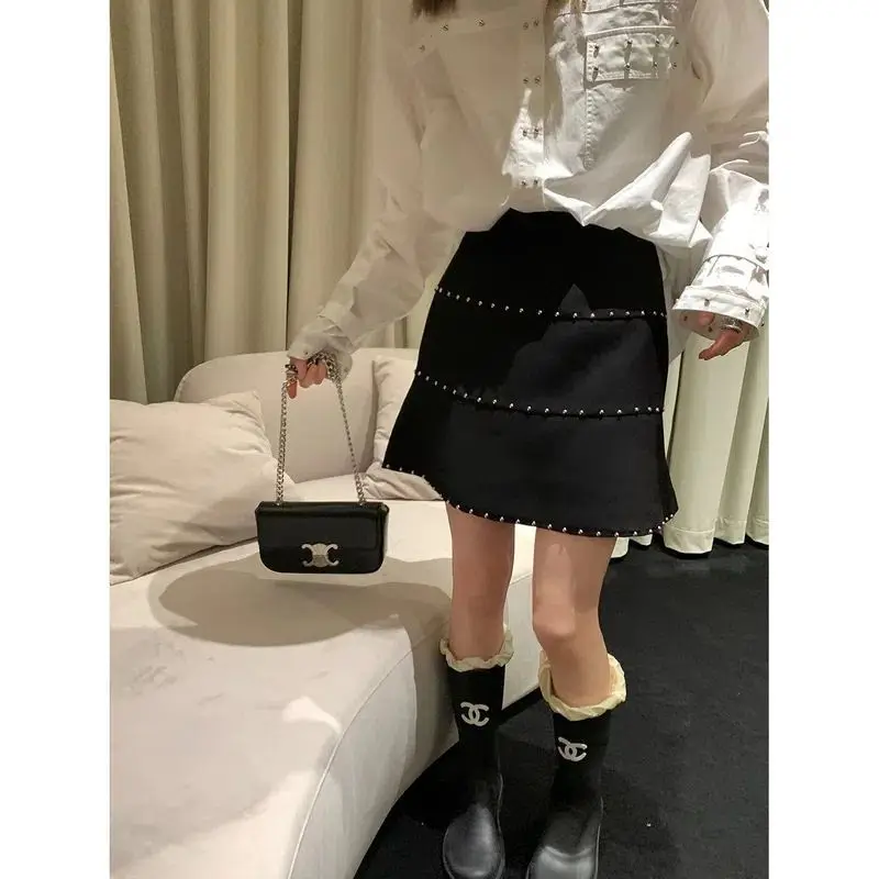 Черная женская юбка с заклепками новый осенний дизайн короткая утягивающая