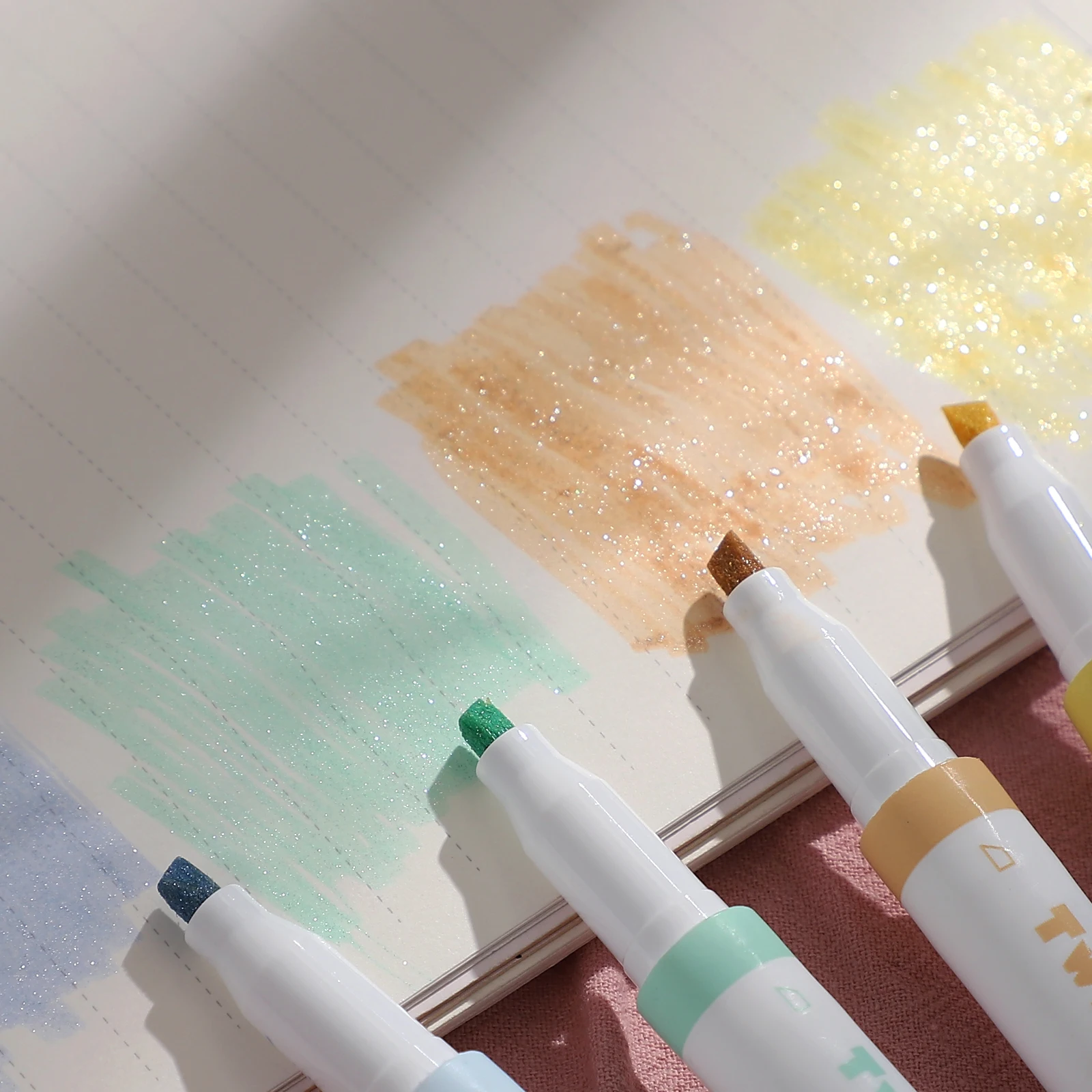 

JIANWU 4Pcs/Set Creative Glitter Double-ended Highlighter Cute Multiple Colour Student Drawing Marker Kawaii Stationery Supplies
