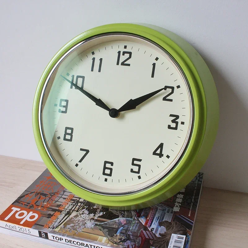 

American country household mute wall clock European creative living room round metal clock personality stylish quartz clock