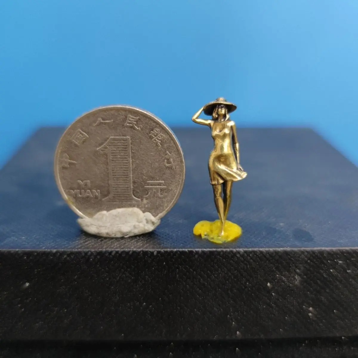 

Латунная фигурки девушки 1:64