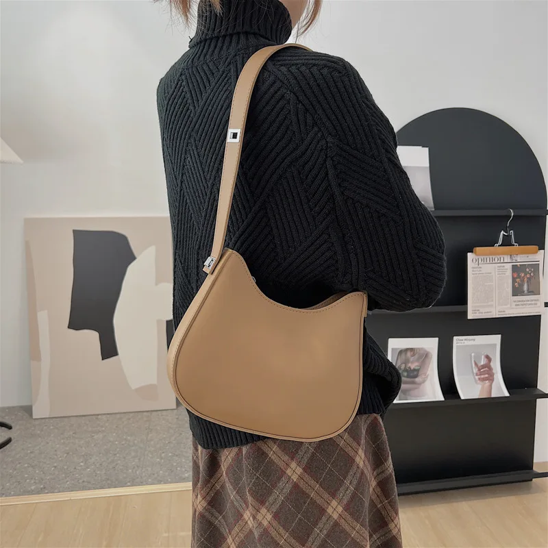 

The new 2022 all-match cross-body lady bag Fashion vintage underarm bag French shoulder bag Casual saddle bag Designer signature