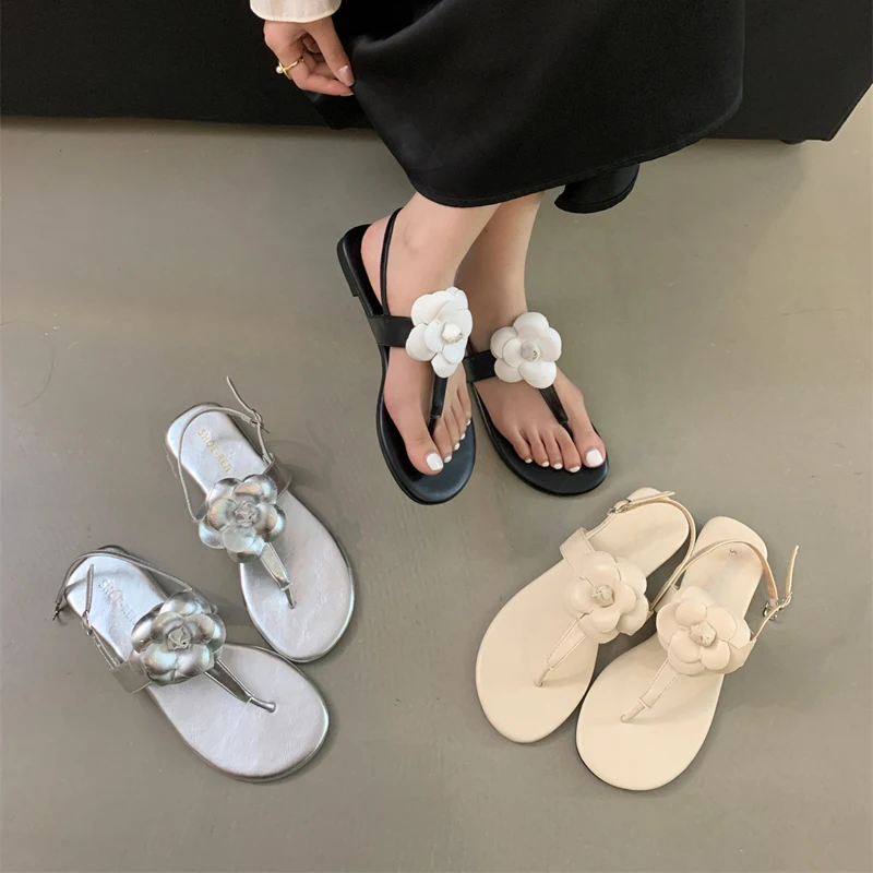 Женские пляжные шлепанцы сандалии на плоской подошве с цветами белые