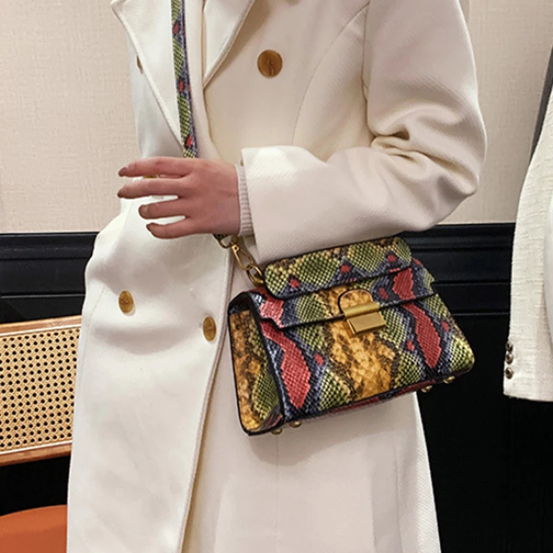 Дизайнерская женская сумка Новая через плечо контрастного цвета со змеиной