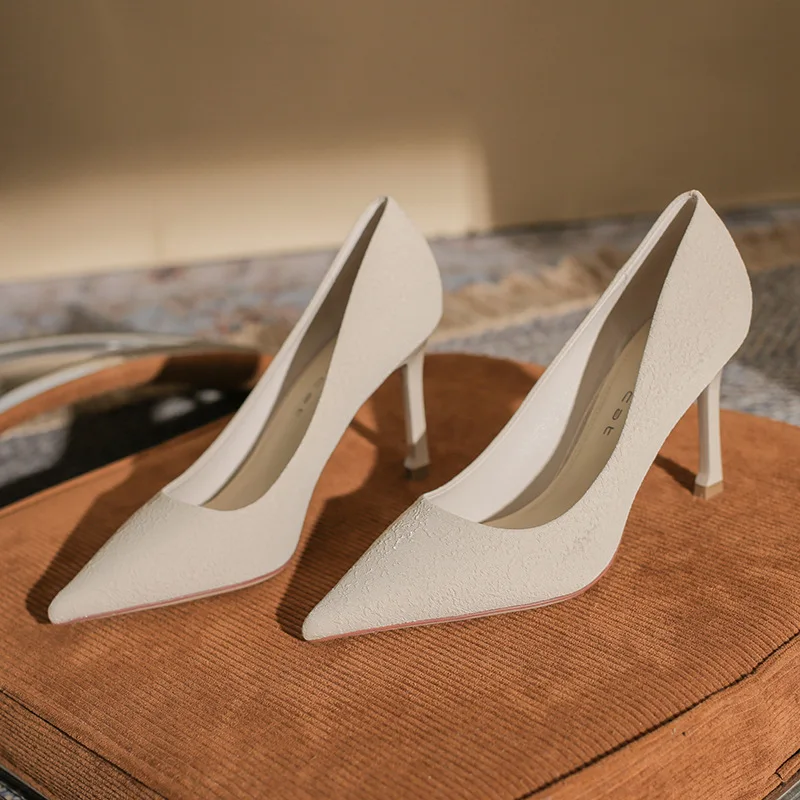 

Pointed high heels women's stiletto heel 2021 winter new simple and versatile square heel shallow mouth French single shoes