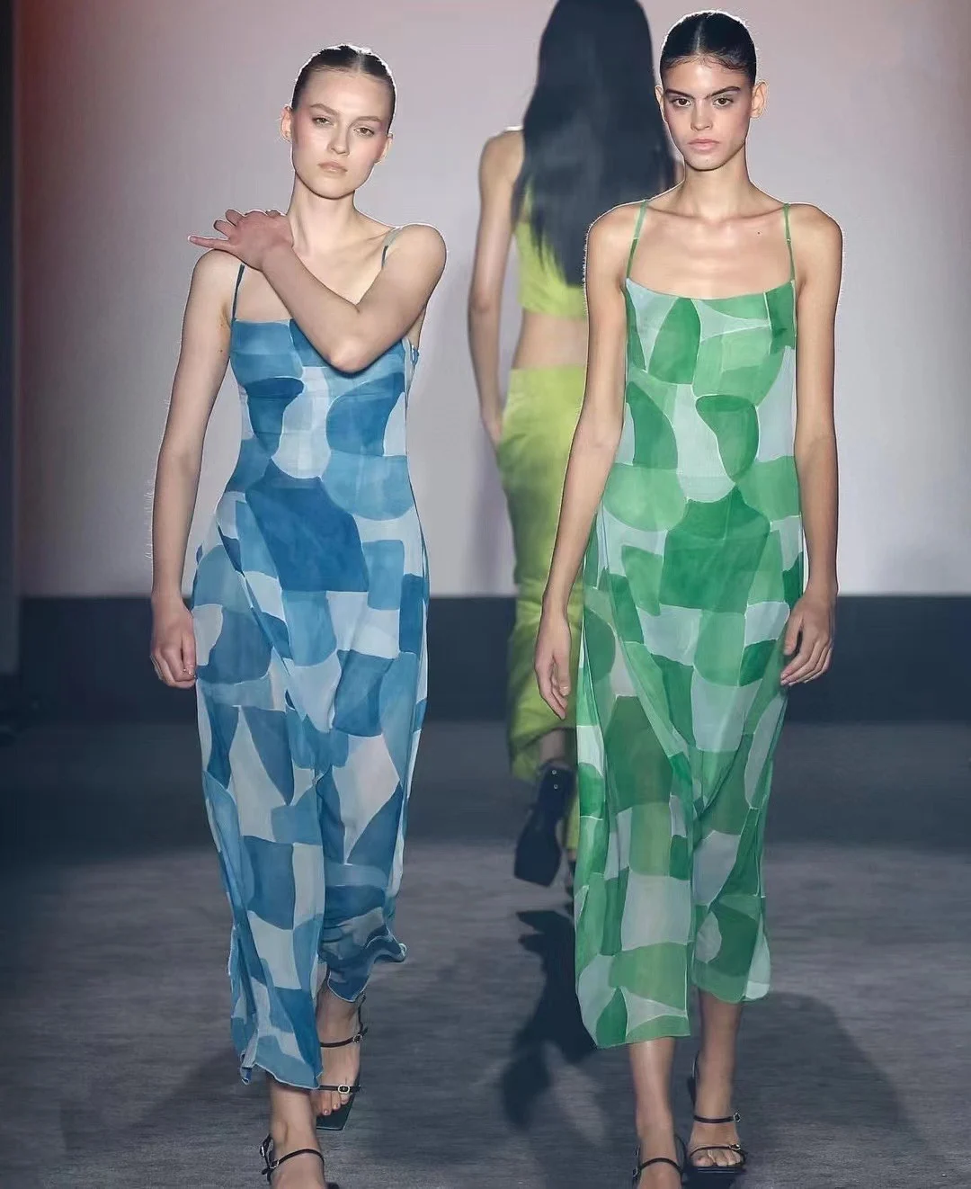 

Новинка Весна 2023, женское облегающее платье на бретелях с цветочным принтом