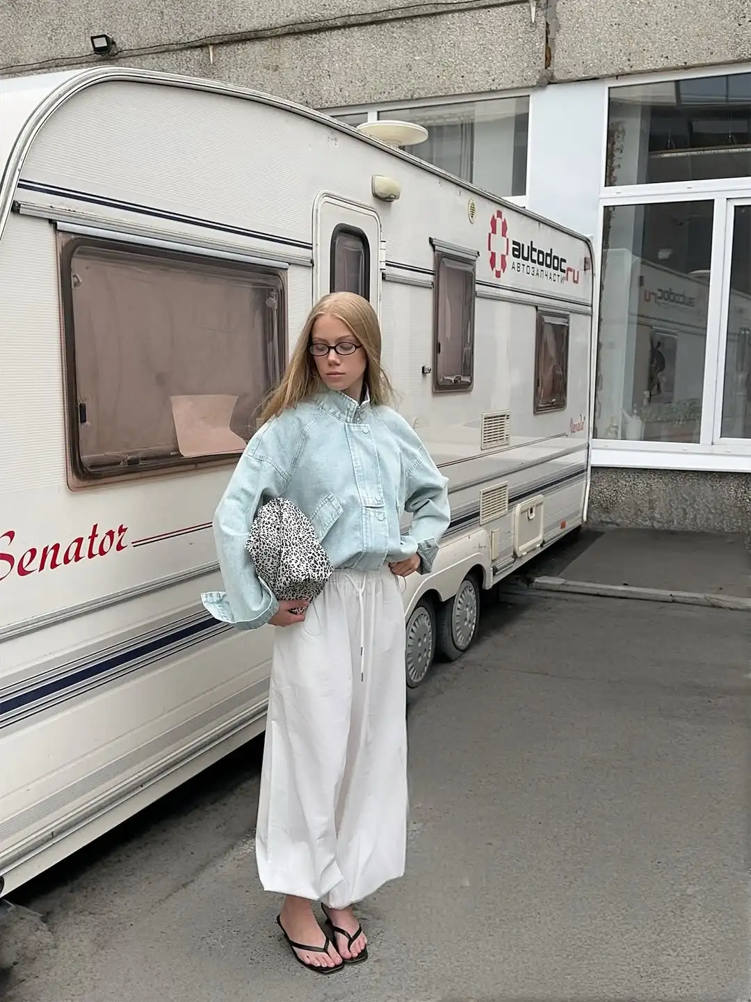 Фото Женская винтажная укороченная джинсовая куртка с молнией и диагональными пуговицами, свободного кроя, с высоким воротником и спущенными плечами, осень-зима 2026, нежный повседневный стиль. №1