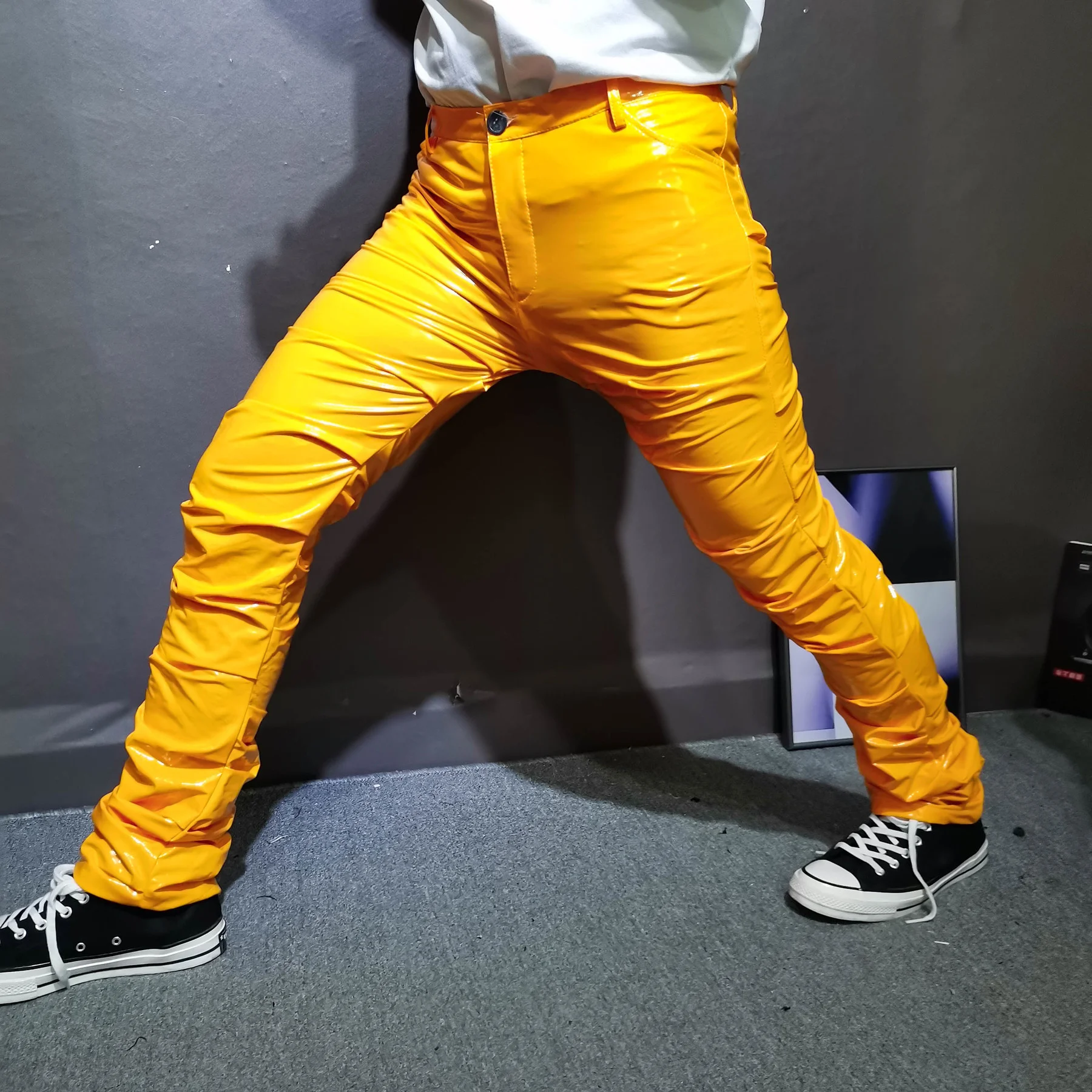 

Sexy Nightclub Streetwear Shinny Leather Pant 10 Color Men Costumes PU Pant New Erkek Pantolon Men Green Pant Pleated Trousers