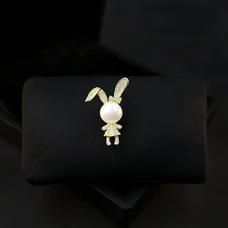 

Cute Japanese Style Rabbit Ornament Brooch Women's Suit High-End Accessories Pin Fixed Clothes Corsage Pearl Rhinestone Jewelry