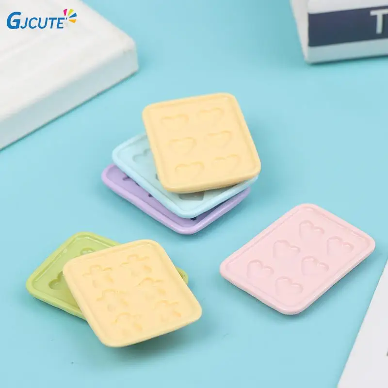 

2pcs 1/12 Dollhouse Miniature Accessories Mini Metal Plate Dollhouse Baking Tray For Doll House Kitchen Decoration Random Color