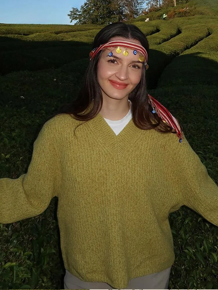 Модный зеленый свитер с v-образным вырезом и длинными рукавами элегантный