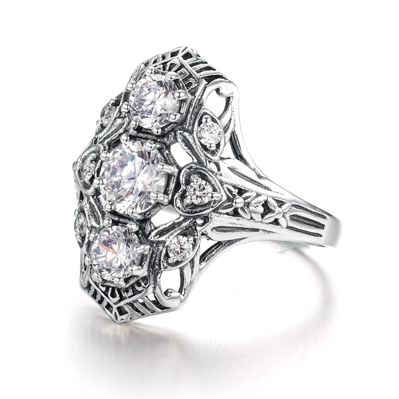 Женское кольцо из серебра 925 пробы с фианитом |