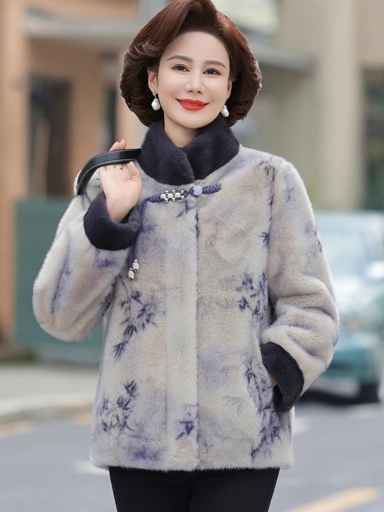Бархатная верхняя одежда из норки среднего возраста женская зимняя в стиле