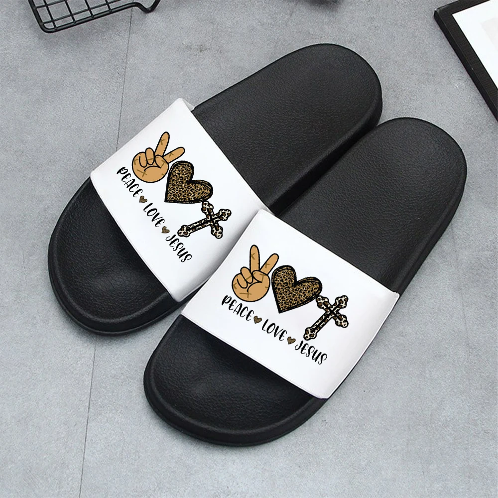

Сланцы женские для дома и пляжа, Нескользящие шлепанцы с принтом Love, сандалии на толстой плоской подошве, летняя обувь
