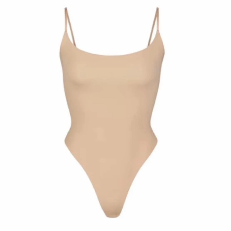 wiązany na szyi Kim EVERYBODY CAMI o dopasowanym kroju i seksownym dołem