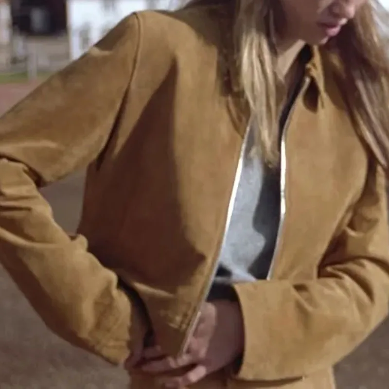 

Женская замшевая куртка с отложным воротником, длинным рукавом и карманами спереди