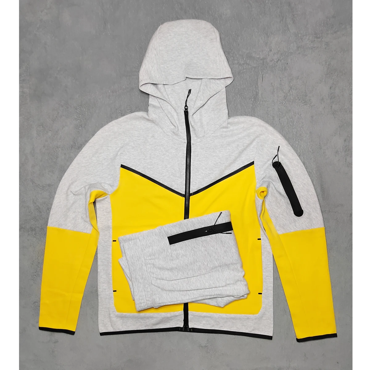 Мужской спортивный костюм из куртки с капюшоном и флисовых брюк |