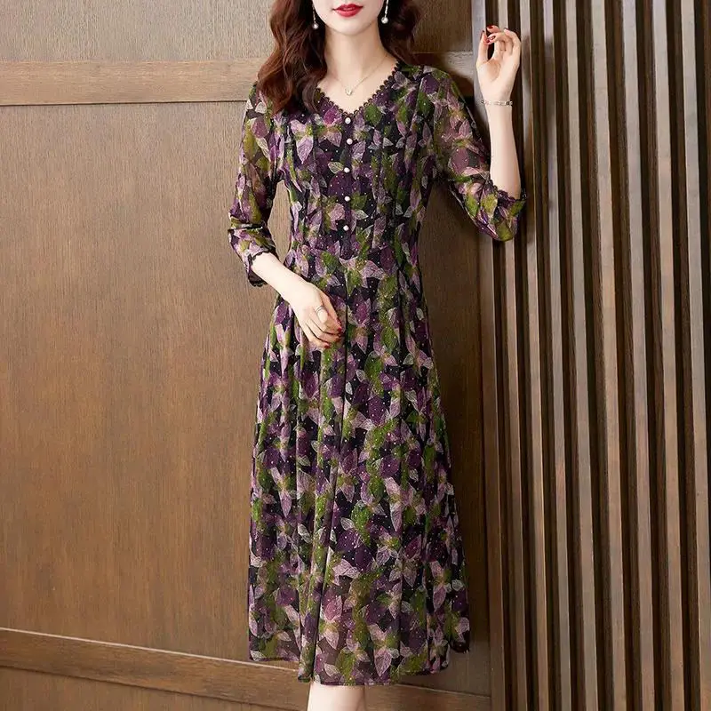 Элегантное платье средней длины с V-образным вырезом и рукавом три четверти