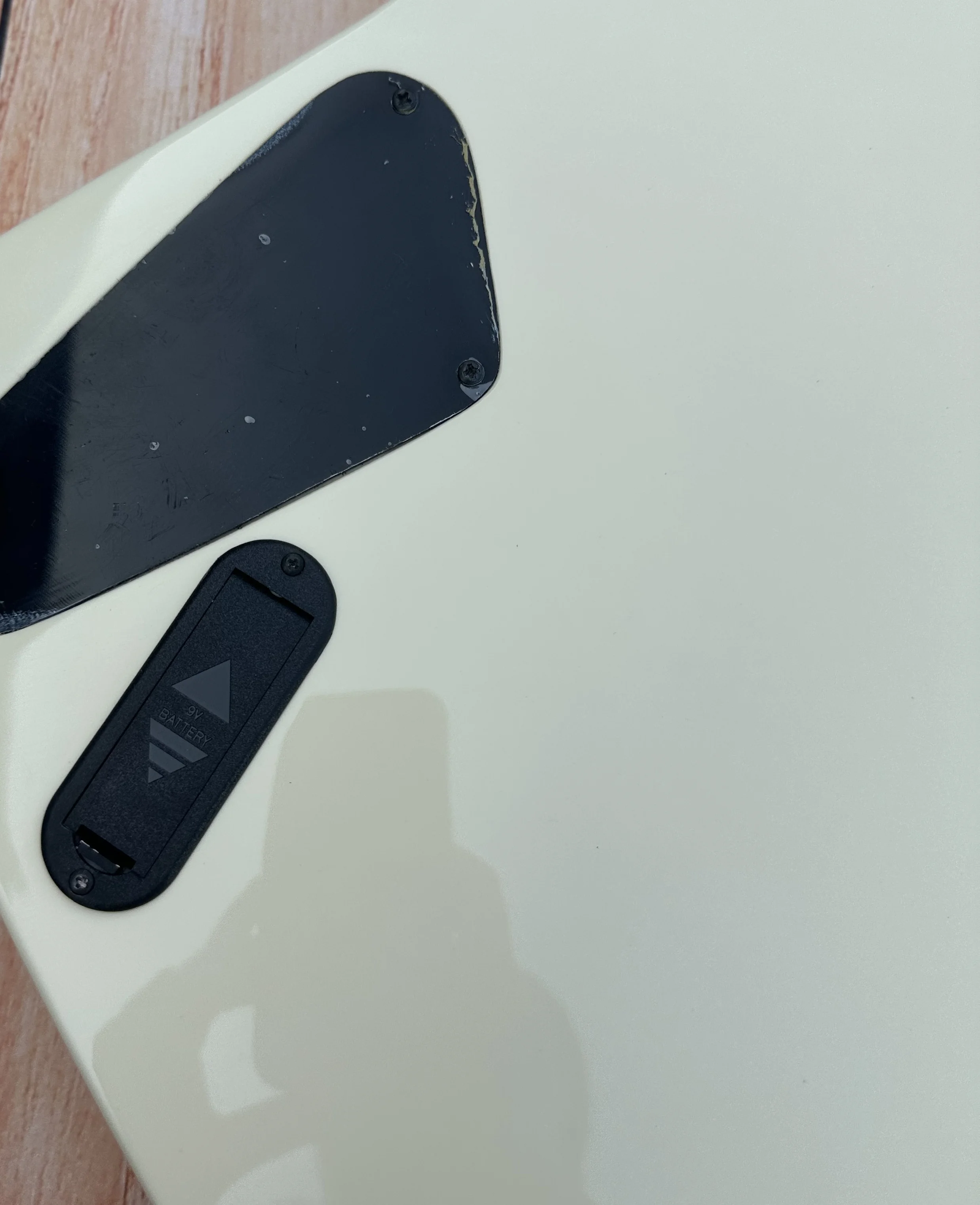 Необычная электрическая гитара изготовлена из импортной древесины