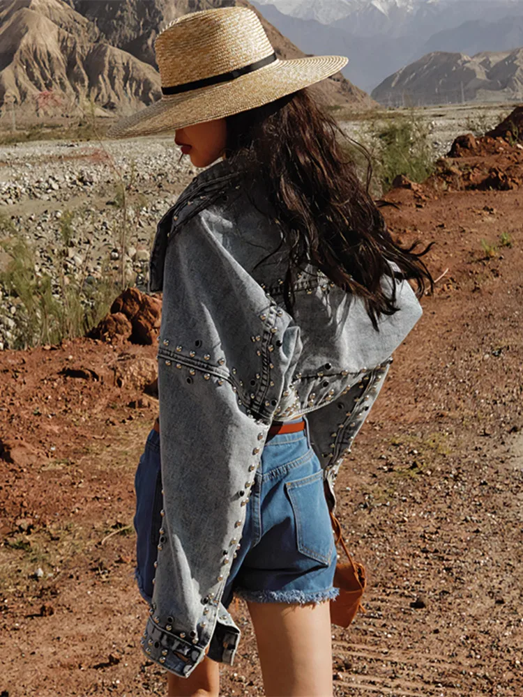 

Женская джинсовая куртка AIGYPTOS, осенняя голубая потертая куртка в стиле панк с заклепками и длинным рукавом, Y2K