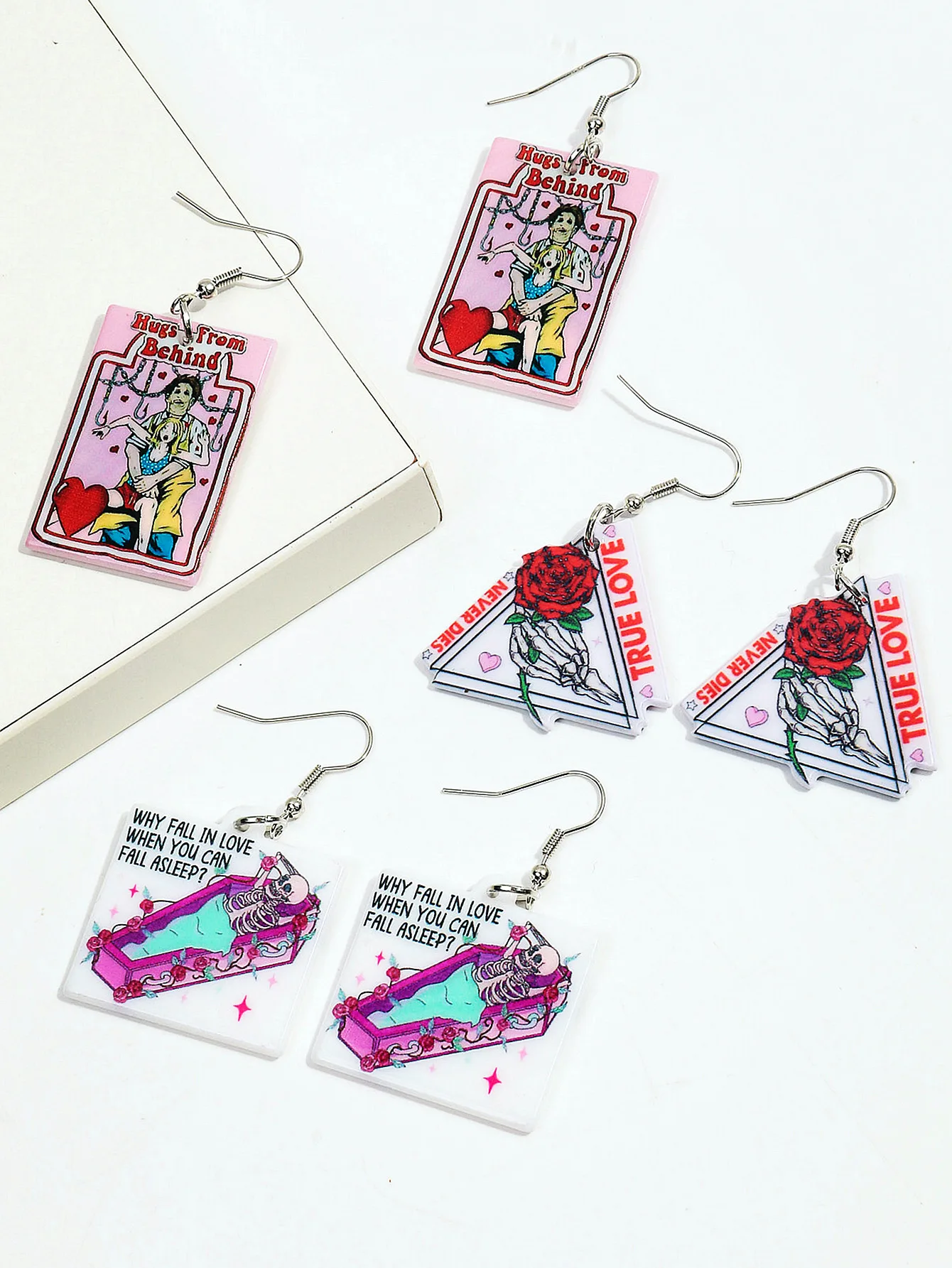 Женские акриловые серьги в виде гроба черепа