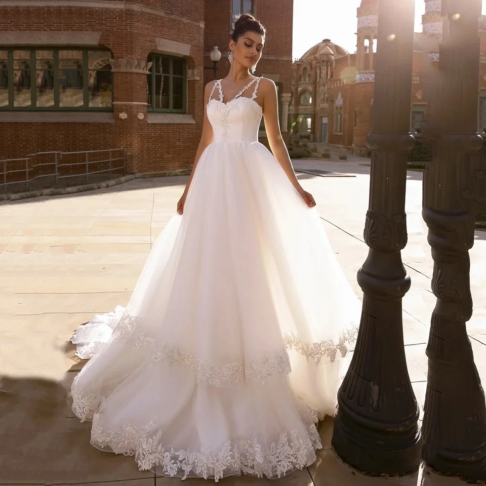 Пляжное свадебное платье на тонких бретельках трапециевидной формы с