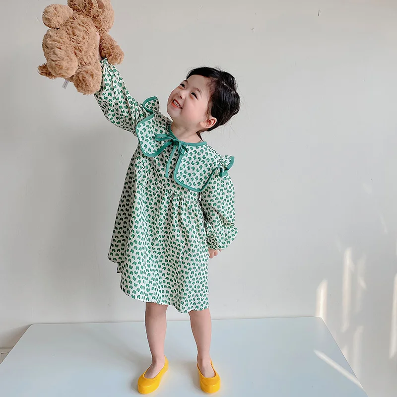 

Весенне-осенняя корейская детская одежда для девочек с принтом летающие рукава с отворотом женское стильное платье с длинным рукавом